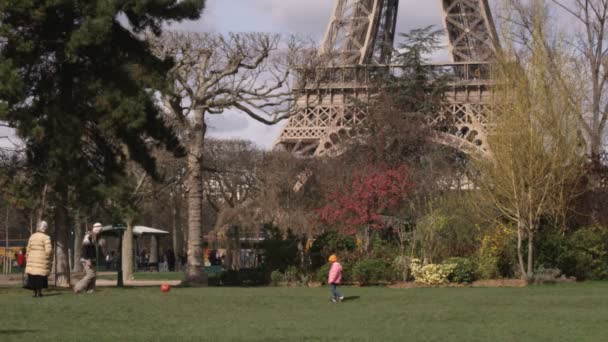 Rodina hrát míč blízko: Eiffel Tower.