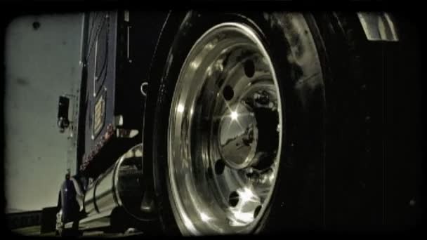 Грузовик отходит. Винтажный стилизованный видеоклип . Лицензионные Стоковые Видеоролики