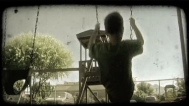 Çocuk oyun alanı sallanır. Vintage stilize video klip.