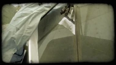 Çift dağın tepesinde hazırlayın. Vintage stilize video klip.