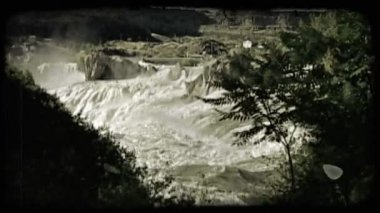Büyük şelale kenarında. Vintage stilize video klip.