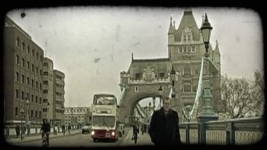 İnsanlar Köprüsü'nde. Vintage stilize video klip.