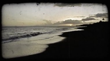 Gün batımının sonu. Vintage stilize video klip.
