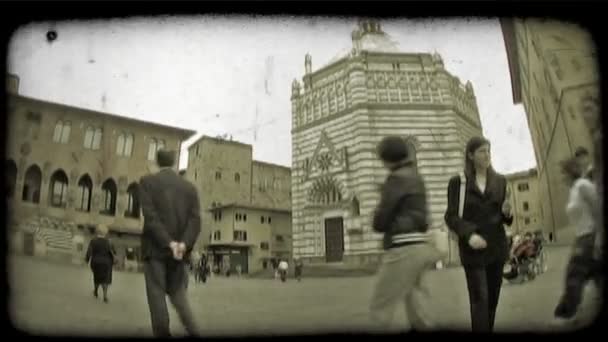 People walking through a plaza — Stock Video