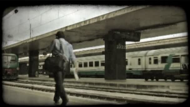 Tren istasyonu. Vintage stilize video klip. — Stok video