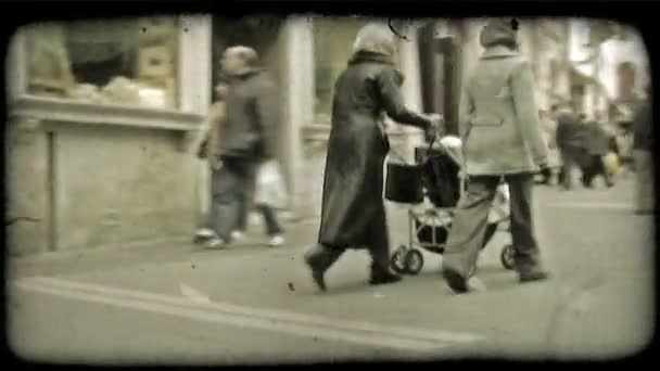 People walking through a plaza — Stock Video