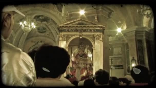 Mensen verzamelen in een kathedraal in Italië. Vintage gestileerde videoclip. — Stockvideo