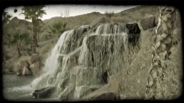 Wüstenlandschaft Wasserfall. Vintage stilisierter Videoclip. — Stockvideo