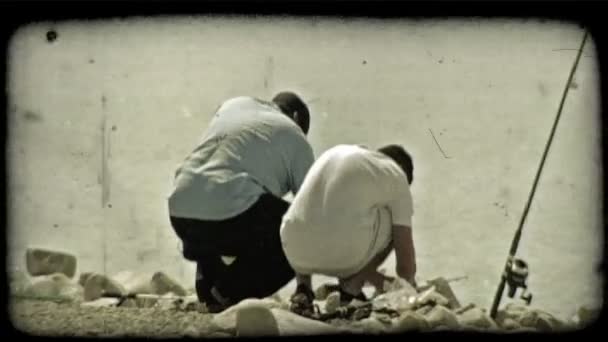 Los hermanos se preparan para pescar en el lago. Vintage clip de vídeo estilizado . — Vídeos de Stock