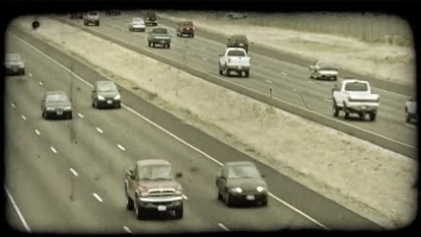 Autos fahren die Straße hinunter. Vintage stilisierter Videoclip. — Stockvideo