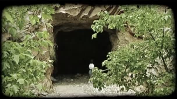 Los niños se quedan sin cueva. Vintage clip de vídeo estilizado . — Vídeos de Stock