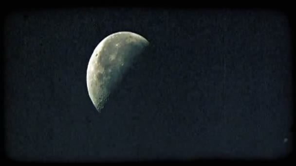 Luna su cielo blu. Clip video stilizzato vintage . — Video Stock