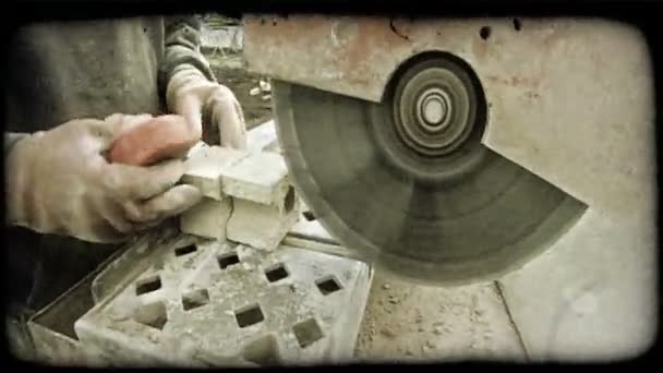 El trabajador corta ladrillos. Vintage clip de vídeo estilizado . — Vídeo de stock