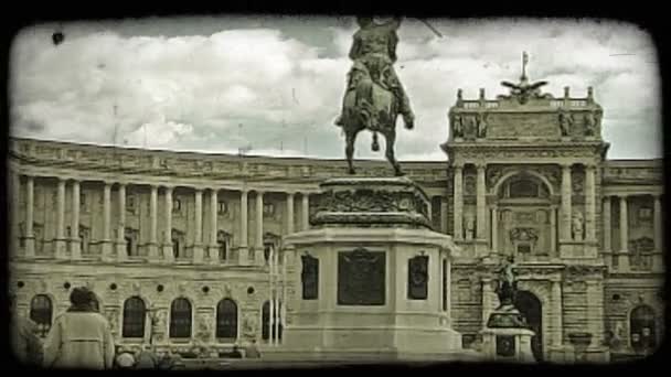 Венское здание и статуя. Винтажный стилизованный видеоклип . — стоковое видео
