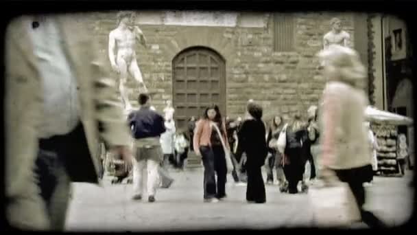 Gente caminando por una plaza — Vídeos de Stock