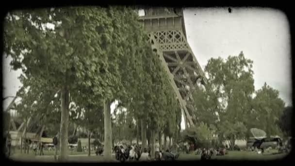 Strana z Eiffelovy věže. Vintage stylizované videoklip. — Stock video