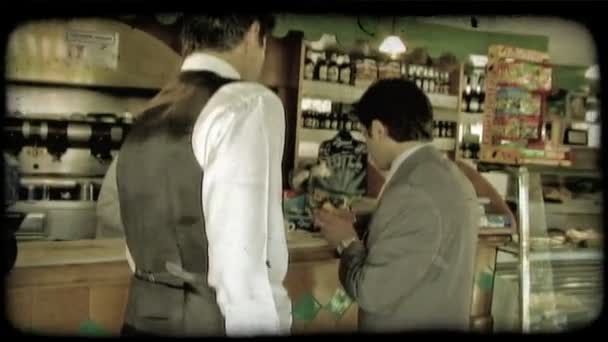 Männer im Geschäft. Vintage stilisierter Videoclip. — Stockvideo