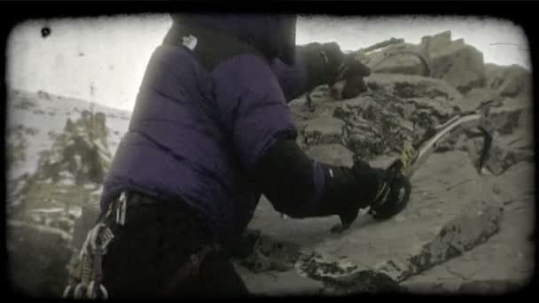 登山者は斧を使う。ヴィンテージ様式化ビデオクリップ. — ストック動画