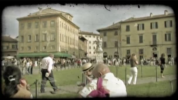 Mensen lopen via een plaza — Stockvideo