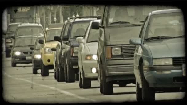 Carros alinhados na estrada. Vintage clipe de vídeo estilizado . — Vídeo de Stock