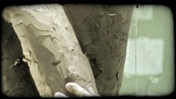 Sculpteur sculpte le côté de la grande statue. Vintage stylisé clip vidéo . — Video