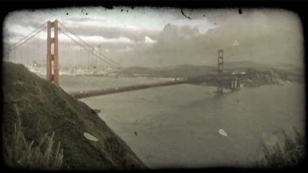 Goldene Torbrücke. Vintage stilisierter Videoclip. — Stockvideo