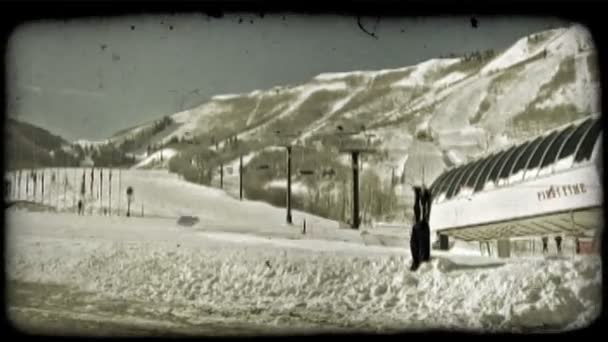 Skilift en hill. Vintage gestileerde videoclip. — Stockvideo