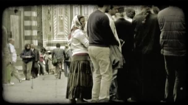 Människor går igenom en plaza — Stockvideo