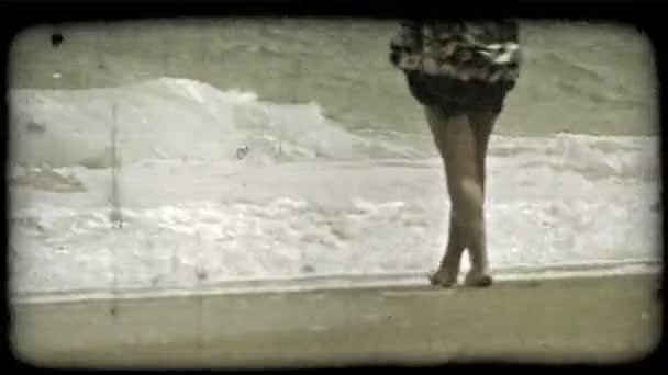 Frau geht auf Wellen zu. Vintage stilisierter Videoclip. — Stockvideo