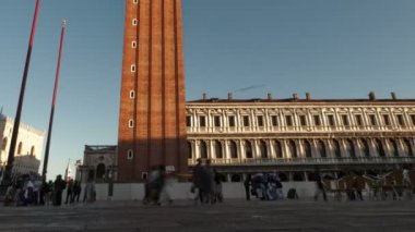 Saint Mark's Meydanı'nda günbatımı kule