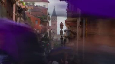 ıslak Roma'da trafikle sokak