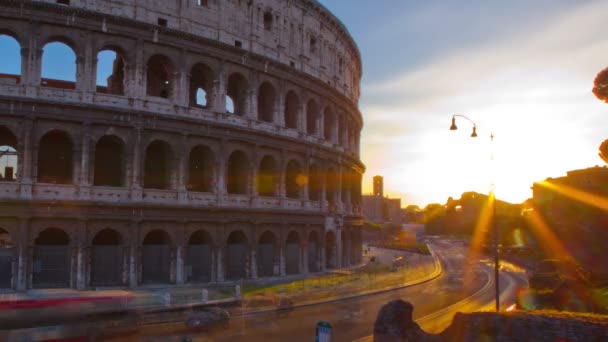 Coliseo y tráfico urbano al atardecer . — Vídeos de Stock