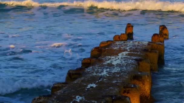 Stock videomaterial von einem alten, ruinierten Pier am Mittelmeer aufgenommen in israel bei 4k mit red. — Stockvideo