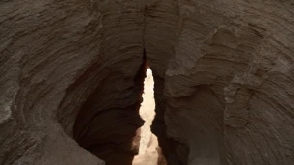 Archivaufnahmen von einem tiefen Riss in der Wüstenlandschaft in Israel. — Stockvideo