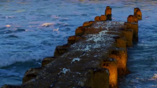 Vídeo de archivo Imágenes de un antiguo muelle en ruinas en el mar Mediterráneo filmado en Israel — Vídeo de stock