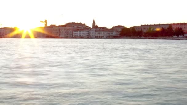 Barcos no canal em frente à Praça Saint Marks — Vídeo de Stock