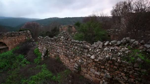 Ruinerna i bergen vid Bar'ams — Stockvideo