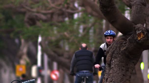 Radfahrer überquert Straße in Tel Aviv — Stockvideo