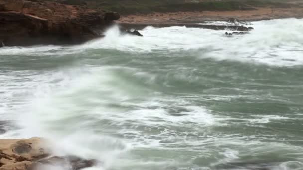 Vagues méditerranéennes s'écrasant sur le rivage — Video