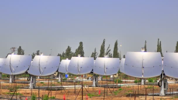 Zonnecollectoren voor het bijhouden van de beweging van de zon. — Stockvideo