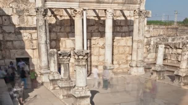 Turistas en la antigua sinagoga de Capernuam — Vídeos de Stock