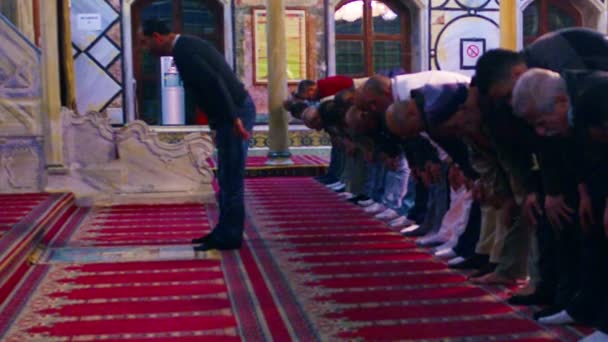 Musulmanes rezando en una mezquita en Israel — Vídeos de Stock