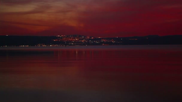 Stock Footage van verre stadslichten nachts uit over de zee van Galilea in Israël. — Stockvideo