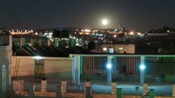 Восход луны над крышами Израиля — стоковое видео