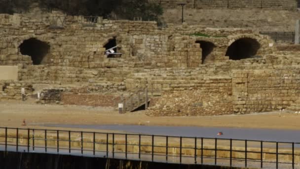 Stock Vidéo Libre de Droit de Césarée et les vagues tournées en Israël — Video