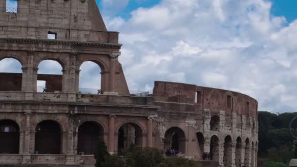 Coliseu e tráfego de rua em Roma — Vídeo de Stock