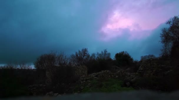 Stock Footage a gyorsan mozgó vihar felhők felett a Bar'am romjai, Izrael. — Stock videók