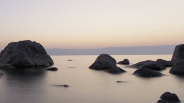 Panorámica de la salida del sol lapso de tiempo mirando arcross el mar de Galilea . — Vídeo de stock