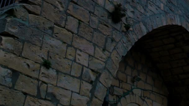 Nuages passant devant le clocher d'une église abattu en Israël 