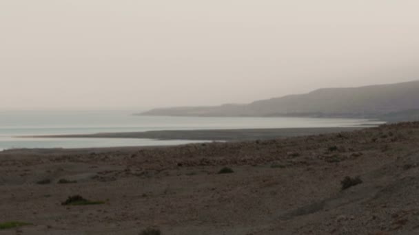 Panorámica del lapso de tiempo de niebla a orillas del mar de Galilea — Vídeo de stock